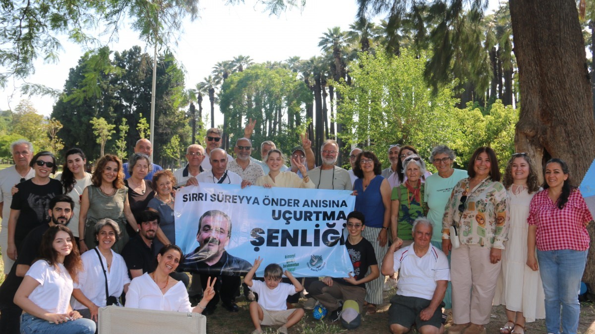 İzmir’de barış gökyüzüne yükseldi: Sırrı Süreyya Önder anısına uçurtma şenliği