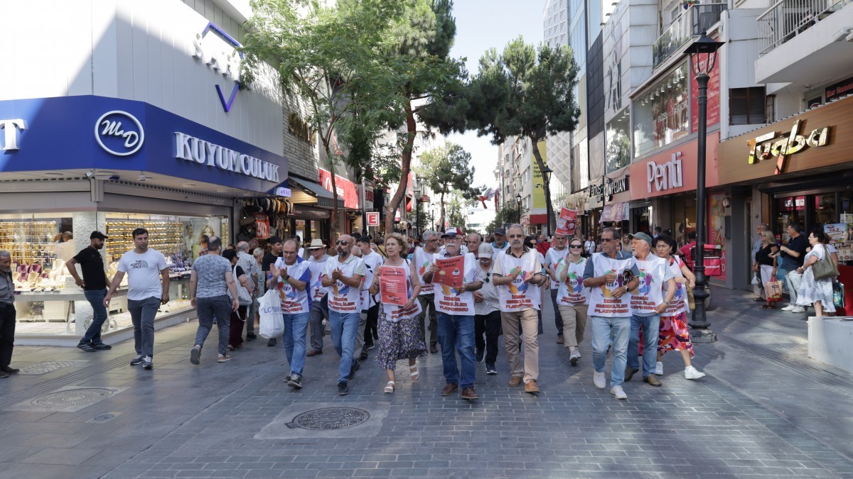 İzmir’de emeklilerden zam eylemi: İnsanca yaşayacak ücret istiyoruz