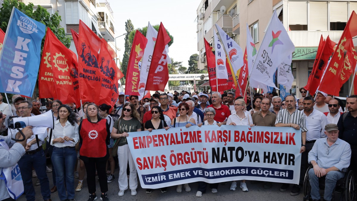 İzmir’de NATO Karşıtı Yürüyüş: Bu Savaş Örgütünden Çıkılmalı