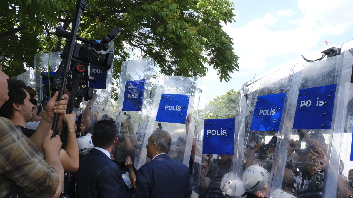 Meclis önünde eylem yapan öğretmenlere polis müdahalesi: Çok sayıda gözaltı