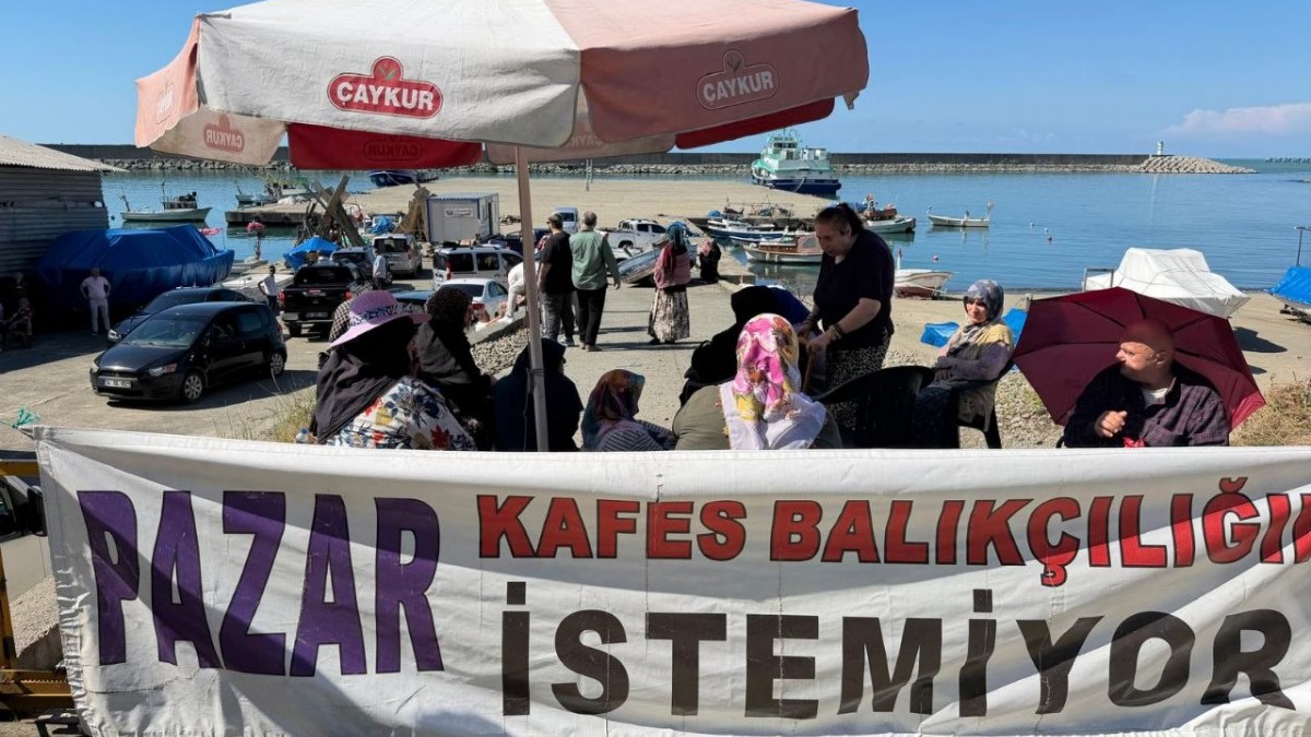 Rize’de kafes balıkçılığına karşı direniş: Köylüler liman girişinde nöbet başlattı