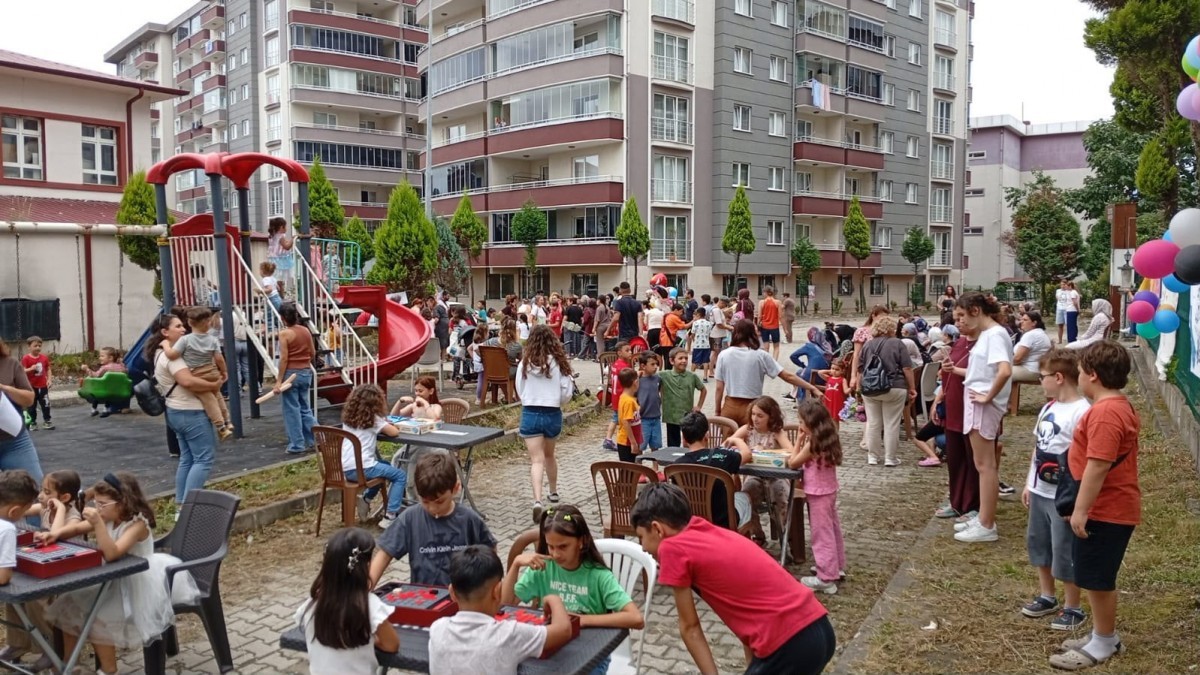 Hopa’da Kaymakamlık Yasağına Rağmen Çocuk Şenliği Yapıldı