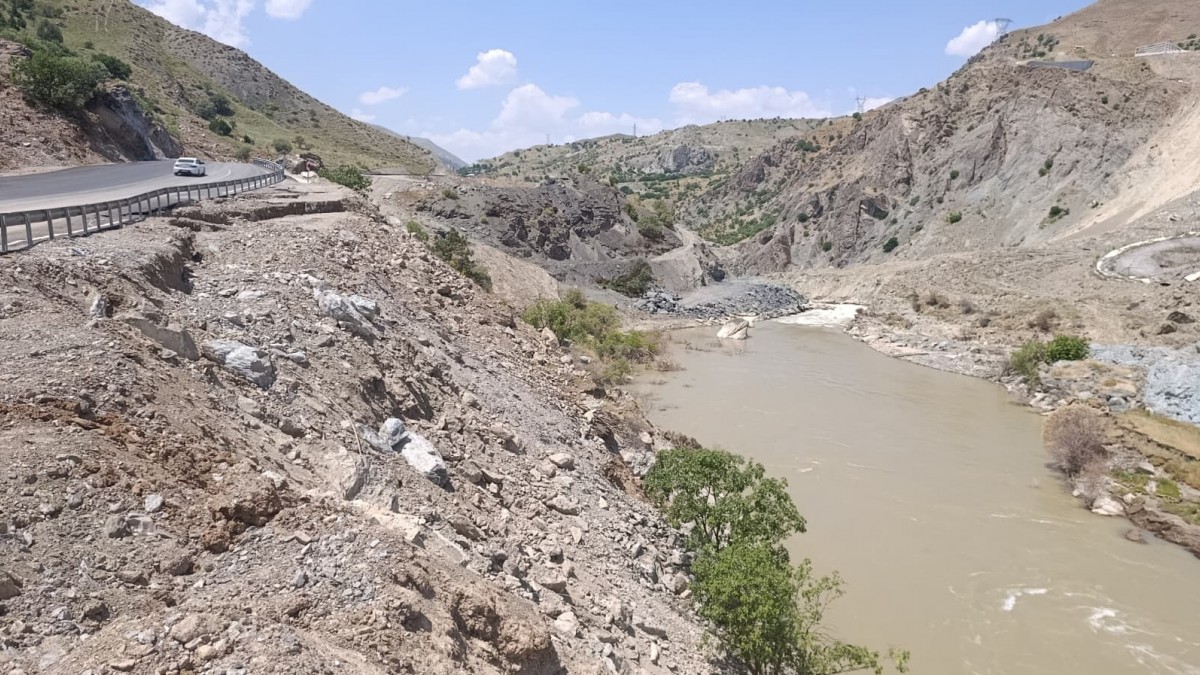 Hakkari-Van Karayolundaki Alternatif Yolda Heyelan: Ulaşım Aksıyor