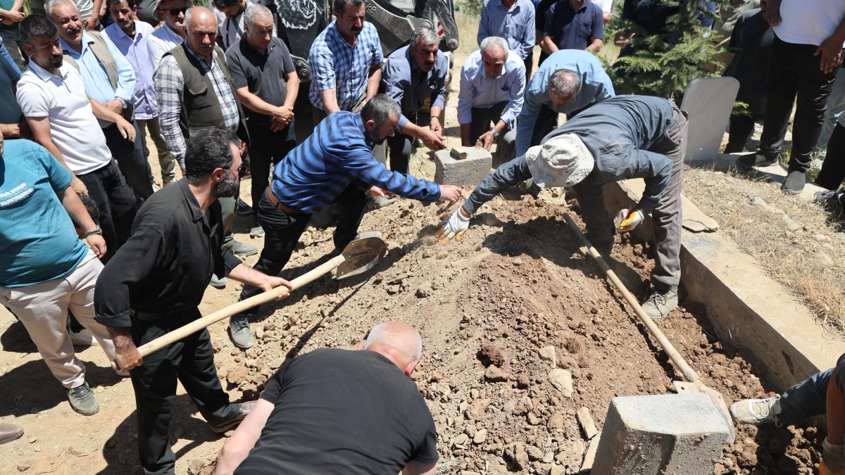 Japonya’da şüpheli şekilde yaşamını yitiren sinemacı Murat Çiçek Hakkari’de toprağa verildi