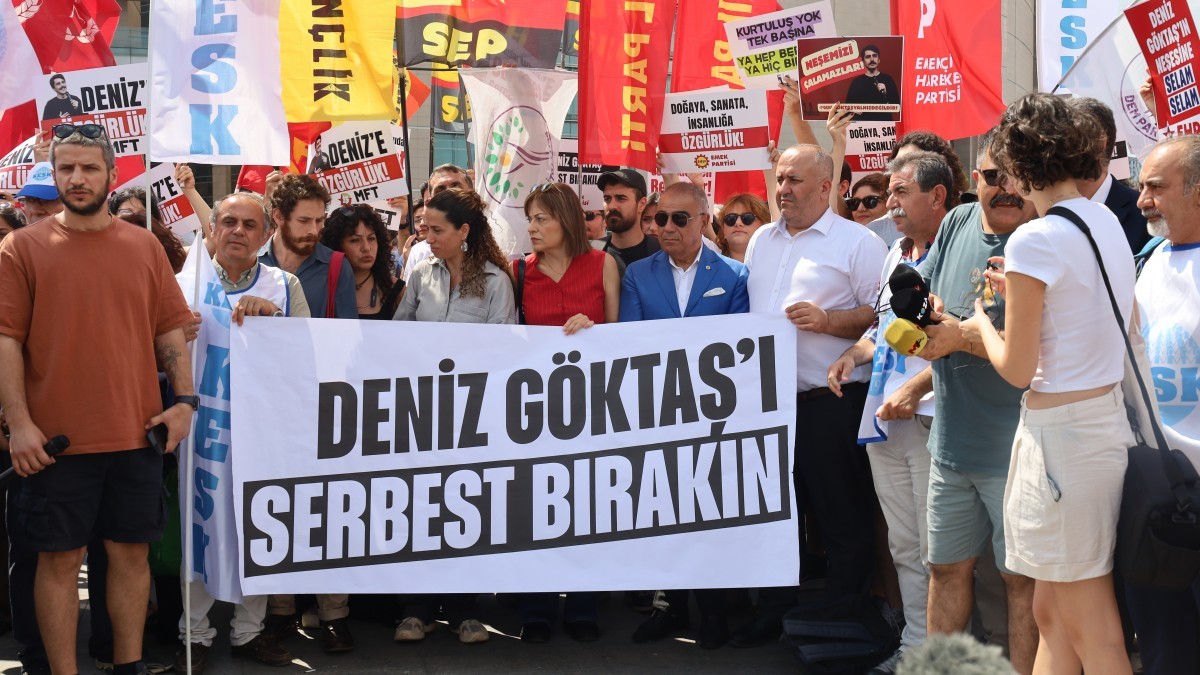 Komedyen Deniz Göktaş için adliye önünde destek: Özgürlük damarını temsil ediyor