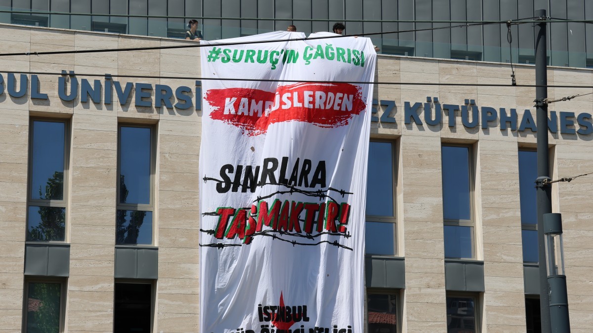 İstanbul Üniversitesi’nde Suruç katliamı eylemi: Kütüphaneye pankart asıldı