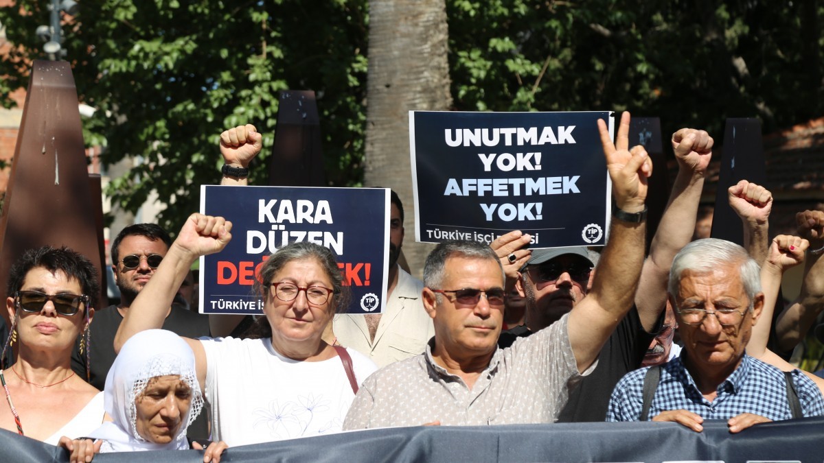 10 Ekim Katliamı’nda Yaşamını Yitirenler İzmir’de Anıldı: ‘Devlet Sorumluluğunu Örtmek İstiyor’