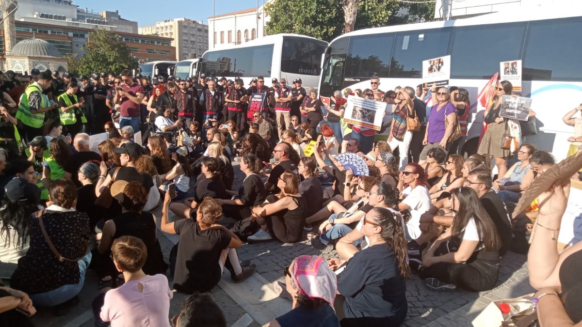 İzmir’de yaşam hakkı savunucularından ‘katliam yasasına’ tepki: Barınaklar ölüm kampıdır