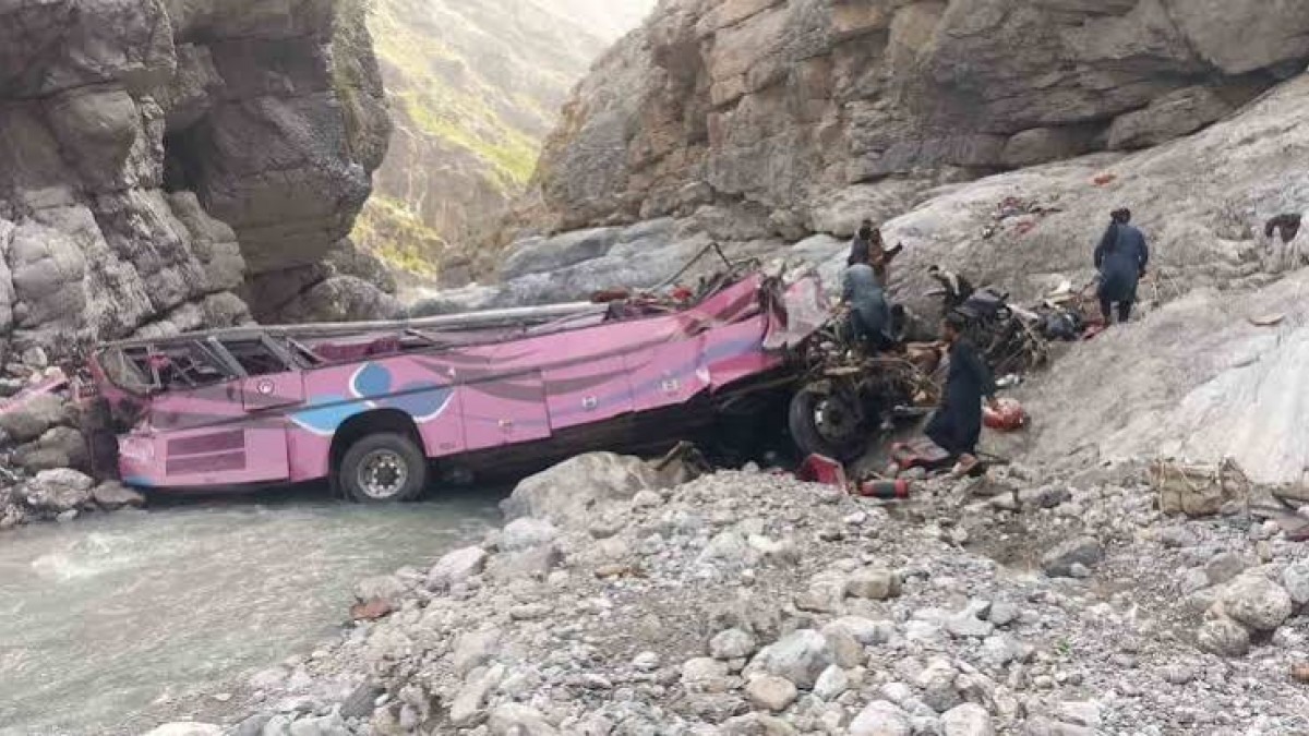 Pakistan’da yolcu otobüsü uçuruma yuvarlandı: 40 ölü
