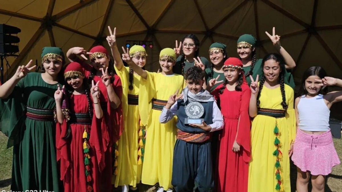 Kürt folklor ekibi Galler’deki uluslararası festivalde birinci oldu