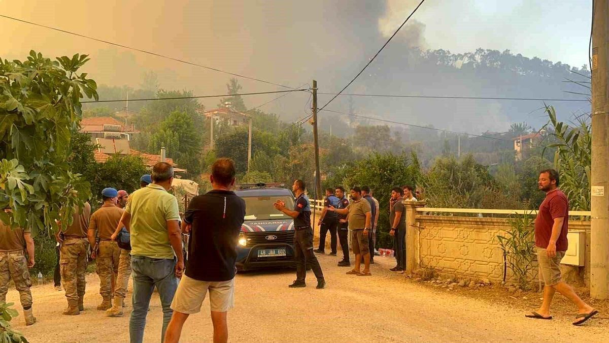 Fethiye’de orman yangını yerleşim yerlerine sıçradı: Evler alevler içinde