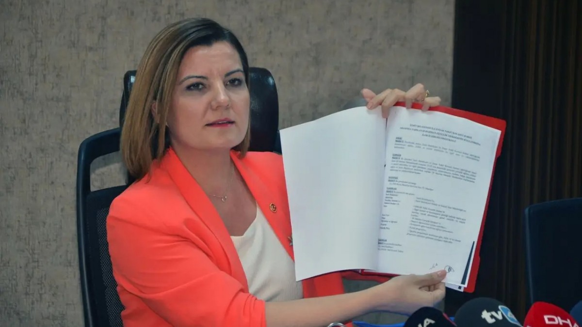 İzmit Belediye Başkanı Fatma Kaplan Hürriyet görevden uzaklaştırıldı