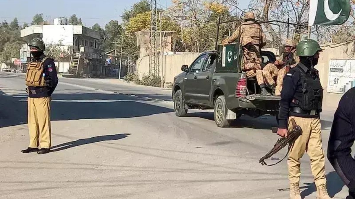Pakistan’da polis noktasına silahlı saldırı: 24 yaşamını yitirdi