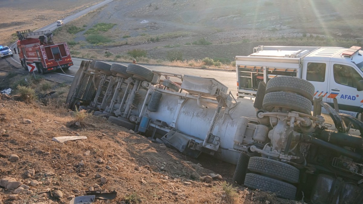 Şırnak’ta Petrol Tankeri Devrildi: 30 Ton Ham Petrol Dereye Karıştı