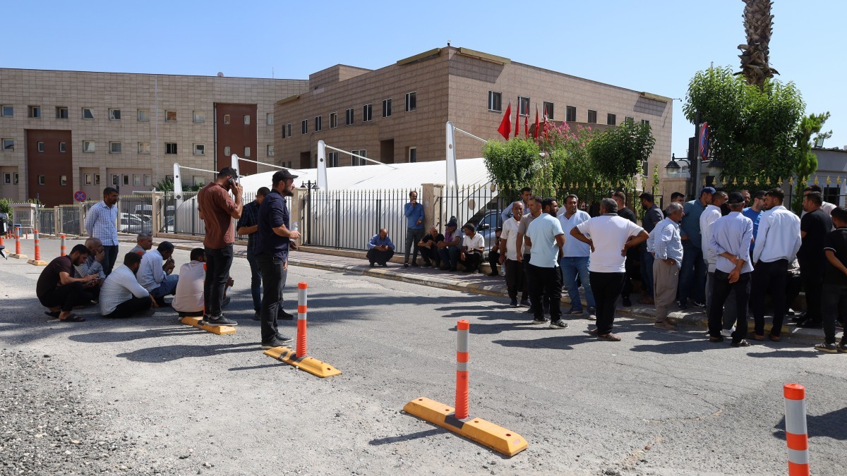 Şanlıurfa’da çiftçilerden DEPSAŞ protestosu: Valilik önünde bekleyiş sürüyor