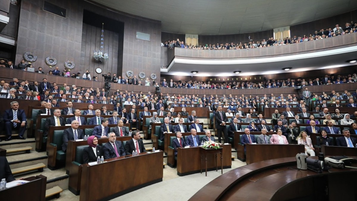 AKP’nin Kapalı Grup Toplantısı Sona Erdi: ‘Çerçeve Yasa’ Meclis Gündeminde