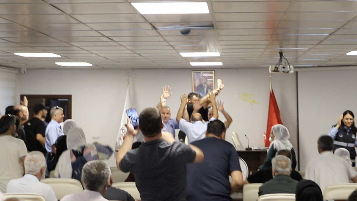 Kızıltepe’de ihraç edilen belediye başkanının vekiline yumurtalı protesto