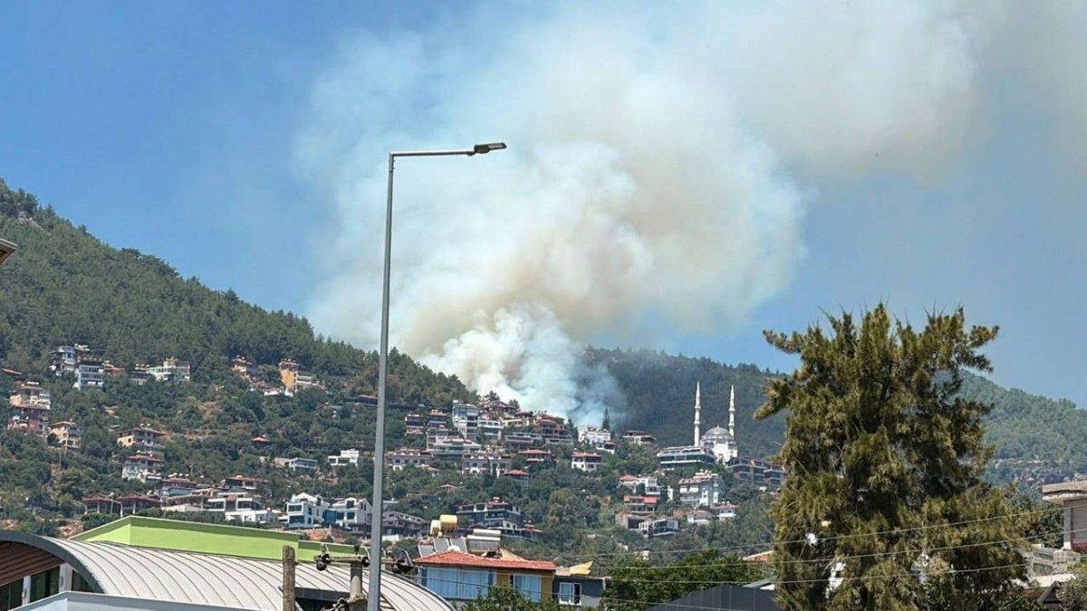 Antalya ve Balıkesir’de Orman Yangınları: Yerleşim Yerleri Tehdit Altında