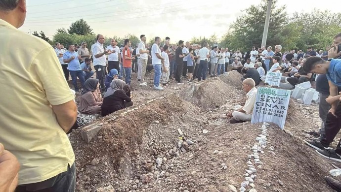 Diyarbakır’daki Feci Kazada Yaşamını Yitiren 5 Kardeş ve 2 Yeğen Yan Yana Toprağa Verildi