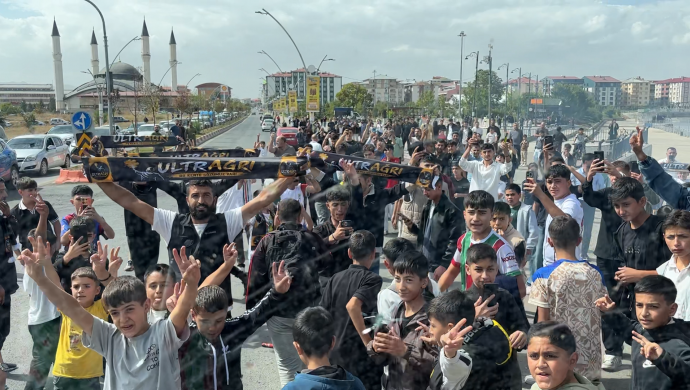 Amedspor Coşkusu Ağrı’yı Sardı: ‘Amedspor Ağrı’dır’ Şiarıyla Halk Şöleni