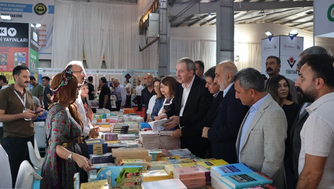 Diyarbakır 10. Kitap Fuarı’nda Zeki Bayhan İmza Gününe Yoğun İlgi