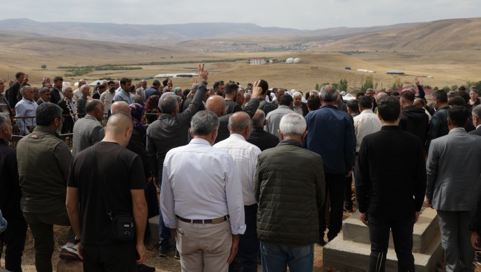 Kilyos Mezarlığı’nda Kaldırıma Defnedilenlerin Cenazeleri Bingöl’de Toprağa Verildi