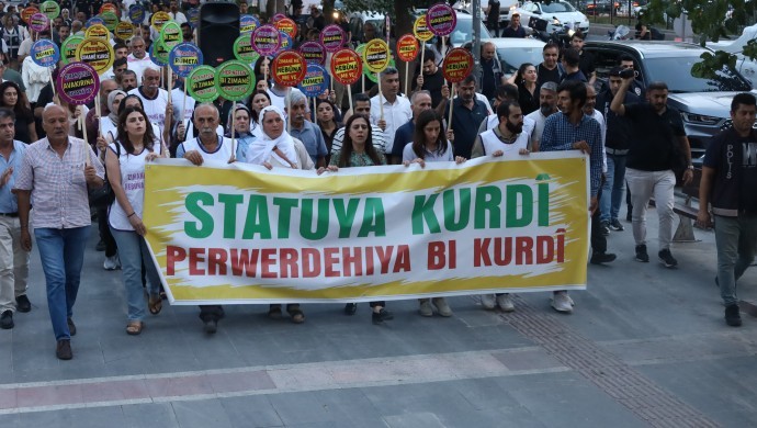 Kürtçenin Anayasal Statüsü ve Eğitim Dili Olması İçin Çağrı: ‘Seçmeli Dersle Sınırlanamaz’