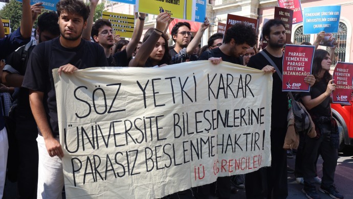 İstanbul Üniversitesi Öğrencilerinden Yemekhane Zamlarına Karşı Yürüyüş: ‘Beslenme Hakkımız Gasp Edilemez!’