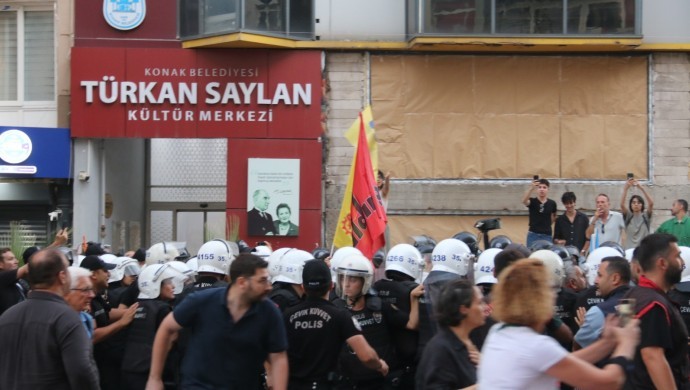 LGBTİ+ Derneklerine Yönelik Baskıya Karşı İzmir’de Hak Savunucuları Ayakta: Eşitlik ve Özgürlük Vurgusu