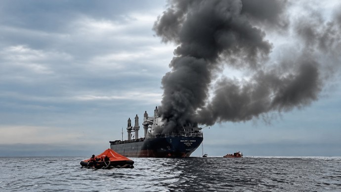 Körfez’de Ticari Gemiler Hedef Oldu: Çok Sayıda Petrol Tankeri Vuruldu