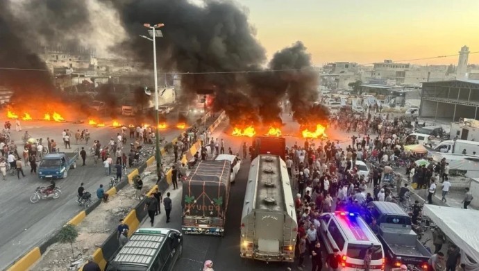 Suriye’de Yakıt Zamlara Karşı Halk Protestoları Büyüyor: Sekiz Kentte Yollar Kapatıldı, Gerilim Arttı