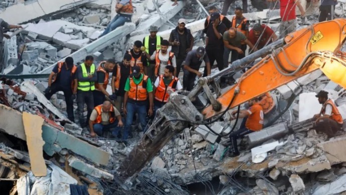 Gazze’de Yerinden Edilmiş Ailelerin Sığındığı Bina Çöktü: En Az 11 Can Kaybı, 100 Kişi Enkaz Altında