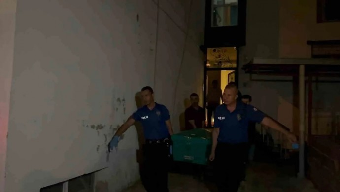 Adana’da Bir Kadın Cinayeti Daha: Eski Eşini Katledip Oğlunu Yaraladı, Ardından İntihar Etti