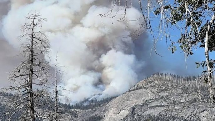 California’da Yangınla Mücadele Eden Helikopter Düştü: İki Pilot Yaşamını Yitirdi