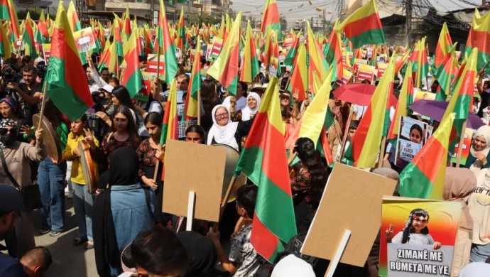 Kuzey ve Doğu Suriye’de Anadilde Eğitim Hakkı İçin Kitlesel Eylem: Kamışlı’da Binler Yürüdü