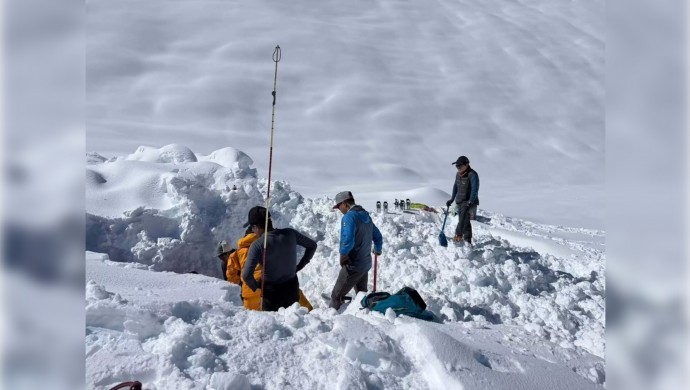 Nepal’deki Çığ Felaketinde Dört Kişinin Cansız Bedeni Bulundu, On İki Kişi Aranıyor