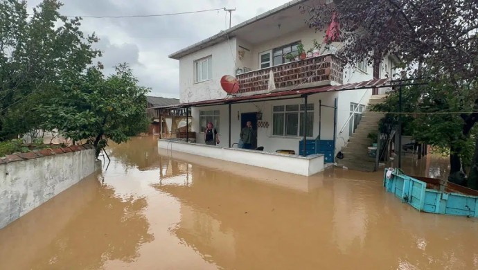 Sakarya Karasu’da Şiddetli Yağış ve Dere Taşması: Çok Sayıda Ev ve İş Yeri Sular Altında Kaldı