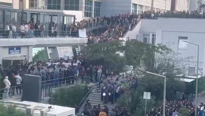 Boğaziçi Üniversitesi’nde Yemek Zammı Protestosuna Polis Müdahalesi: Kampüs Ablukaya Alındı