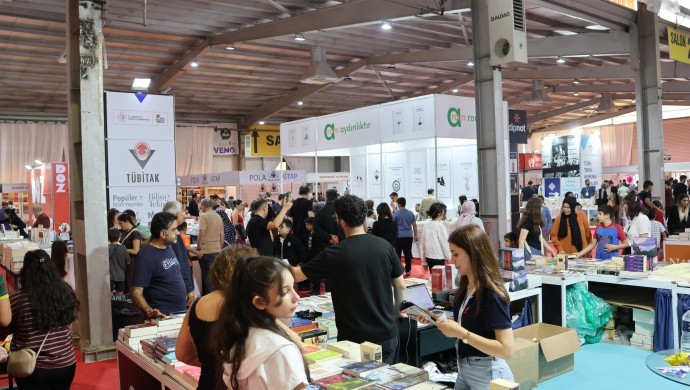 Diyarbakır 10. Kitap Fuarı’nda Medya Doz’un Eserine Büyük İlgi: Besê Özer Okurlarıyla Buluştu