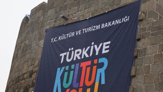 UNESCO Mirası Diyarbakır Surları’na Çivi Skandalı: Mimarlar Odası’ndan Hukuki Süreç Talebi