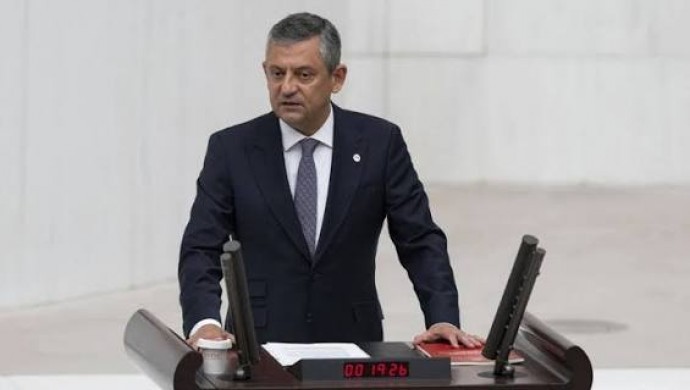 Özgür Özel’den Fon Vurgunu Tepkisi: “‘Türkiye Yüzyılı’ Dediler, Yüzyılın Soygununu Yaptılar”