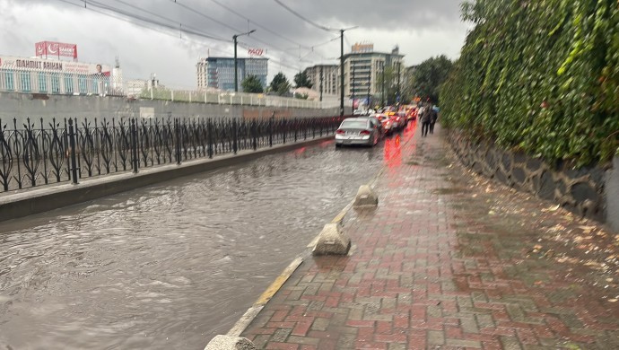 İstanbul’da Şiddetli Yağış Ulaşımı Felç Etti: Metrolar Durdu, Yollar Sular Altında Kaldı