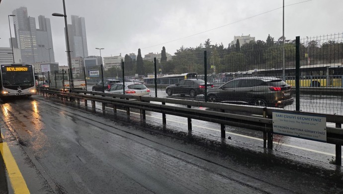 İstanbul’da Şiddetli Yağış Hayatı Felç Etti: Cadde ve Sokaklar Göle Döndü