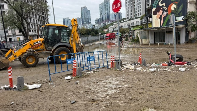 İstanbul’da Sel Felaketi: 3 Can Kaybı, Yurttaşlardan Geç Müdahaleye Sert Tepki