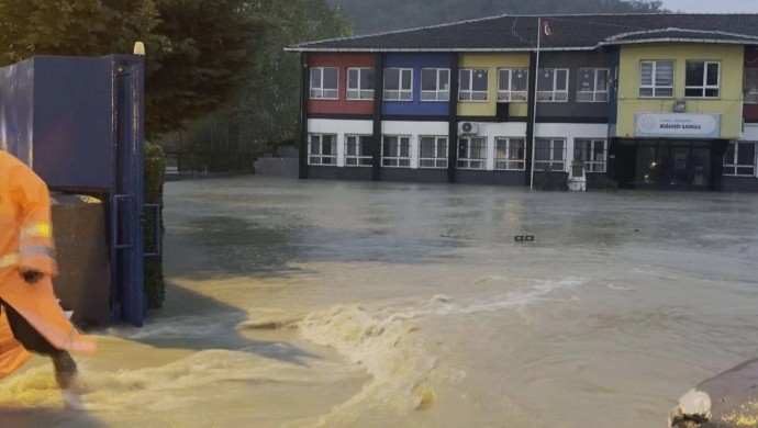 İstanbul’da Sağanak Felaketi: İki Can Kaybı, Okullar Tatil Edildi
