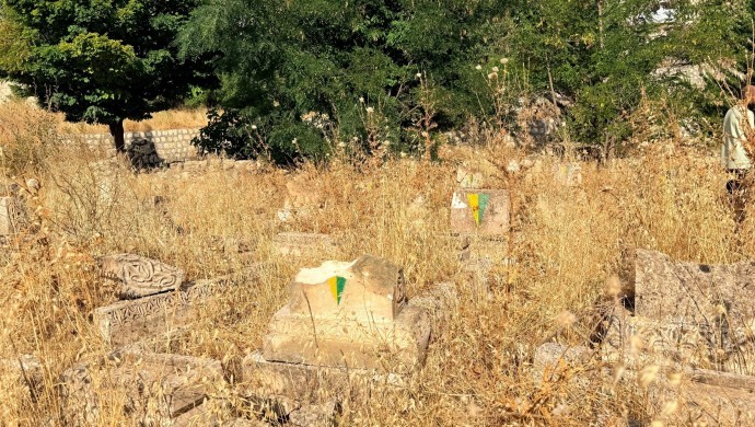 Şırnak Gabar’da ‘Şehîd Binevş Mezarlığı’ Tahrip Edildi: Mezar Taşları Kırıldı, Aileler Tepkili