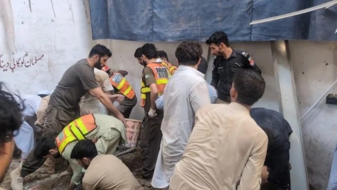 Pakistan’da Okul Çatısı Çöktü: En Az 28 Çocuk ve Bir Öğretmen Hayatını Kaybetti
