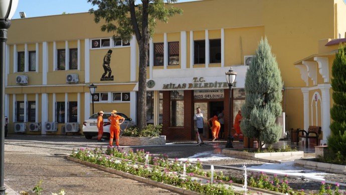 Milas Belediyesi’ne Şafak Baskını: Kapsamlı Arama Devam Ediyor