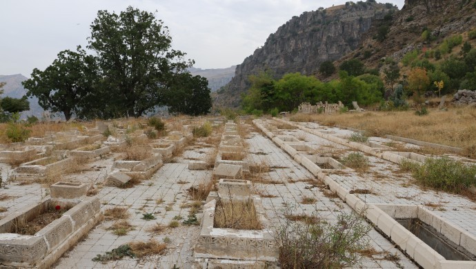 Cudi Şehitliği’nde Skandal: Mezar Taşları Toplu Çukura Gömüldü